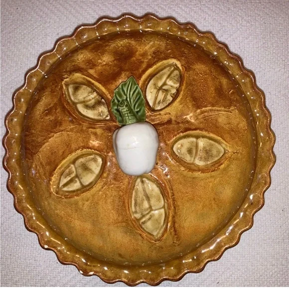 Beautiful Pie Dish with Cover - Picture 2 of 11